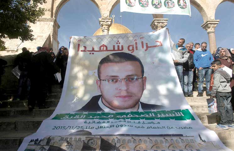 القيق يواصل إضرابه لليوم الـ65 وعلماء المسلمين يطالب بالإفراج عنه