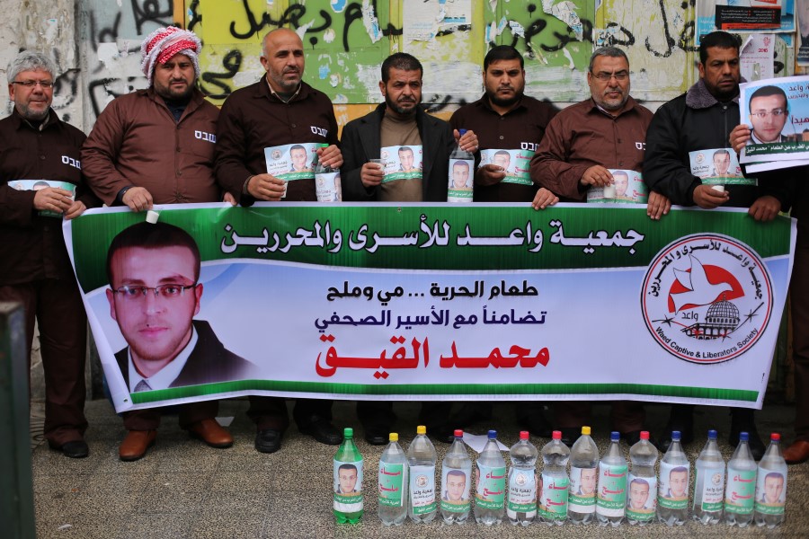 محررون وأهالي أسرى يرتدون ملابس الأسرى ويوزعون طعام الحرية مي وملح