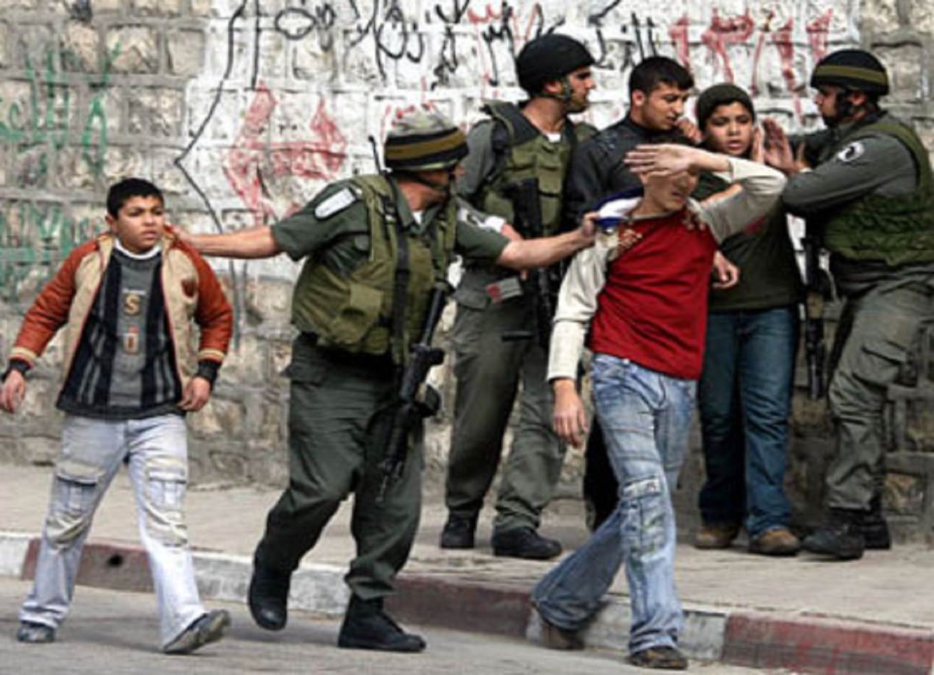شرطة الاحتلال تصوّر أطفالاً بالقدس وتعتدي عليهم بالضرب