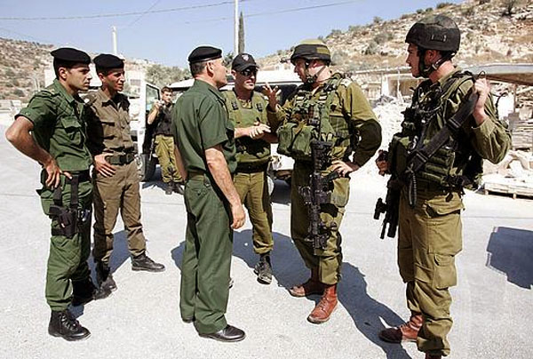 ضابط إسرائيلي كبير يتجول متخفيًا بشوارع رام الله