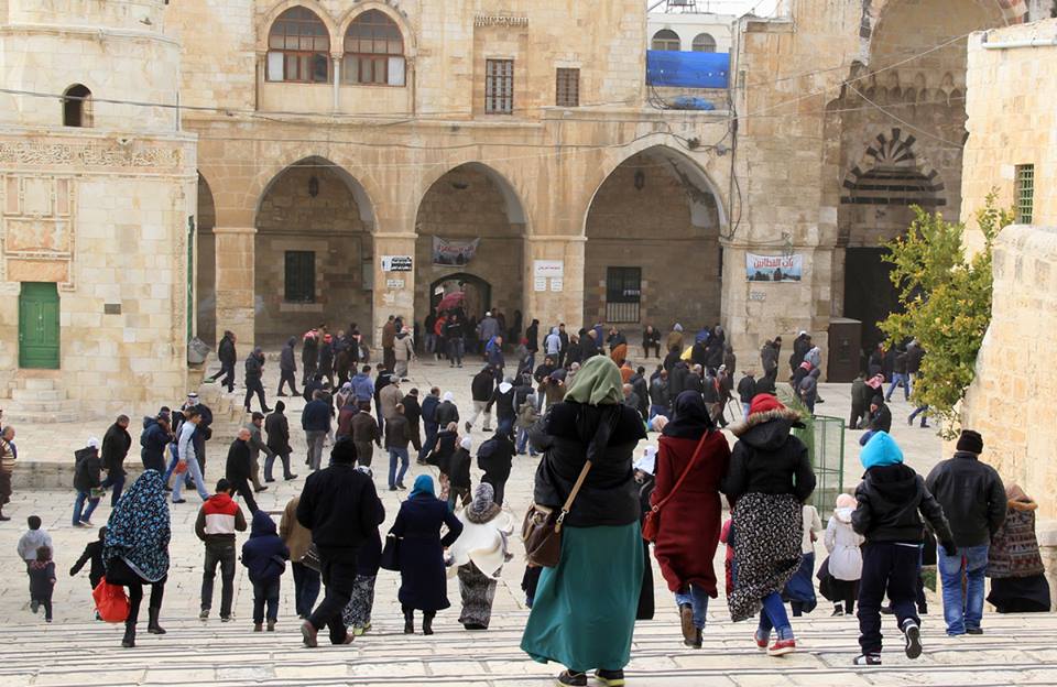 17 ألف مصلٍّ يؤدون الجمعة في المسجد الأقصى