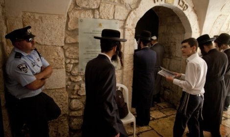 مستوطنون يؤدون طقوسا تلمودية على أبواب الأقصى وفي شوارع القدس