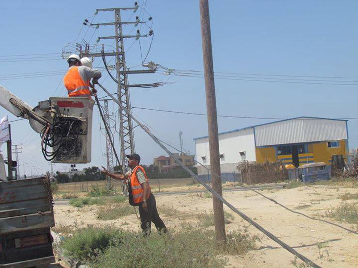 الاحتلال يشرع بمد خط كهربائي على حساب أراض فلسطينية بالخليل