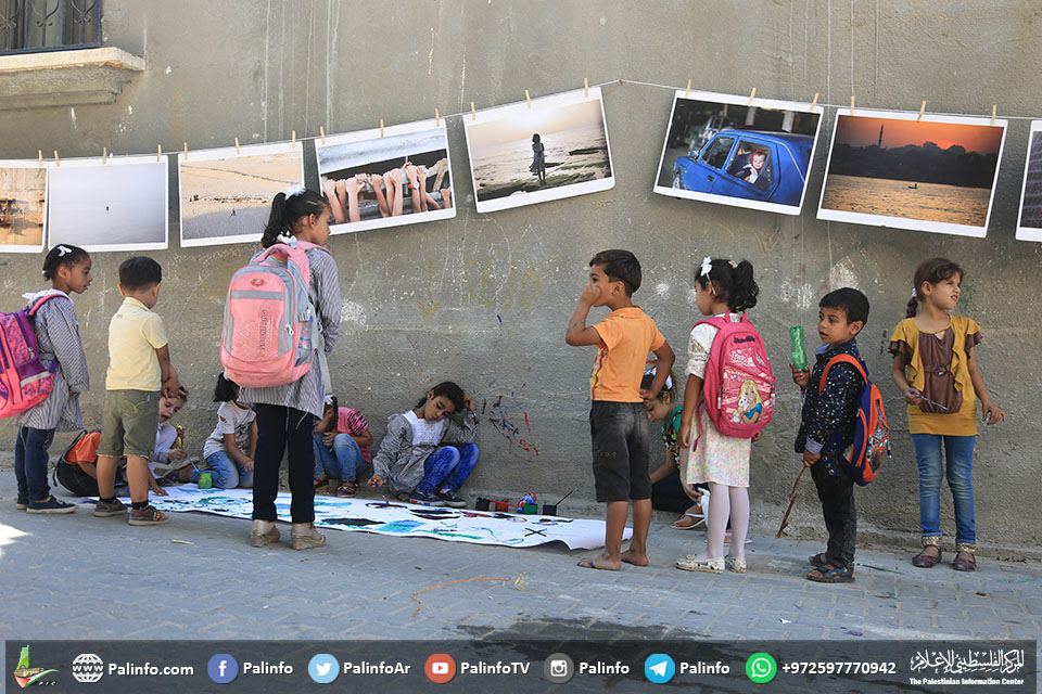 معرض صور متنقل يغير مظهر جدران منازل اللاجئين في مخيمات غزة