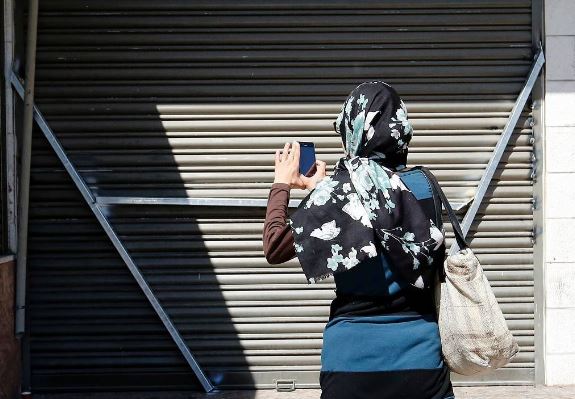 الاحتلال يغلق محلات الحلويات التابعة لعائلة الشهيد أبو صبيح