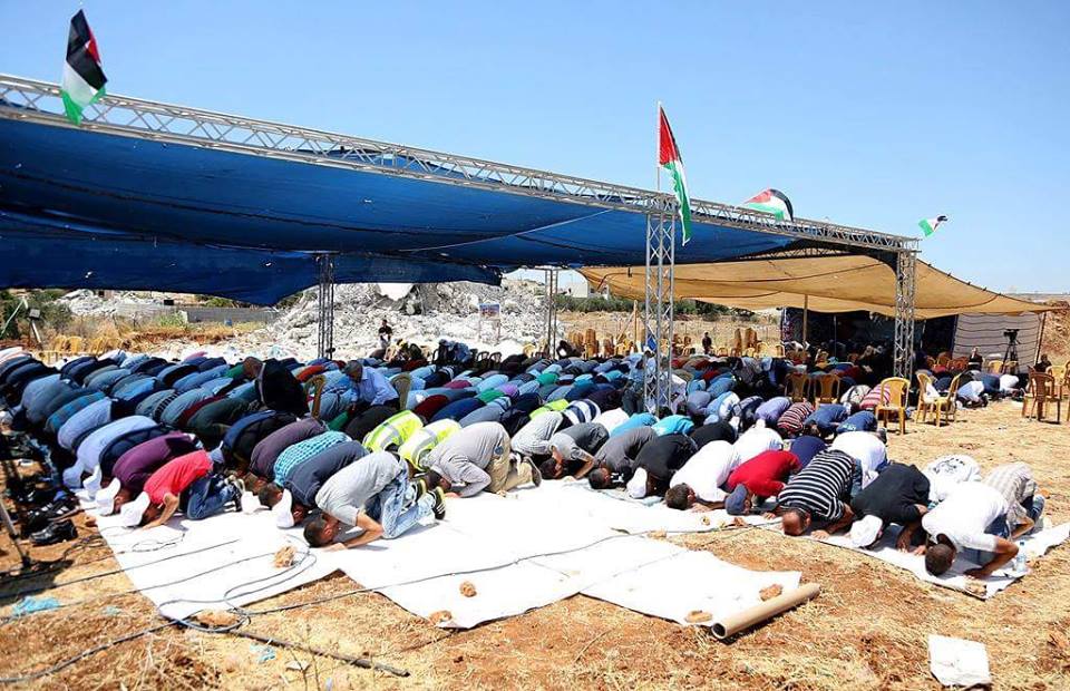 أهالي قلنديا يصلّون الجمعة على أنقاض منازلهم التي هدمها الاحتلال