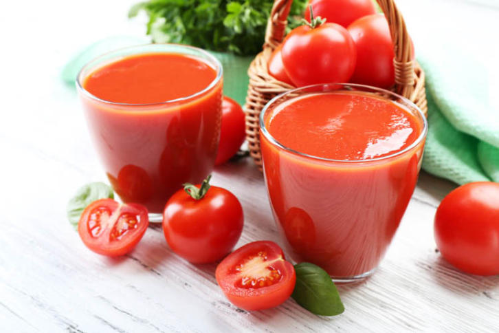 8 فوائد صحية لعصير الطماطم بحليب اللوز
