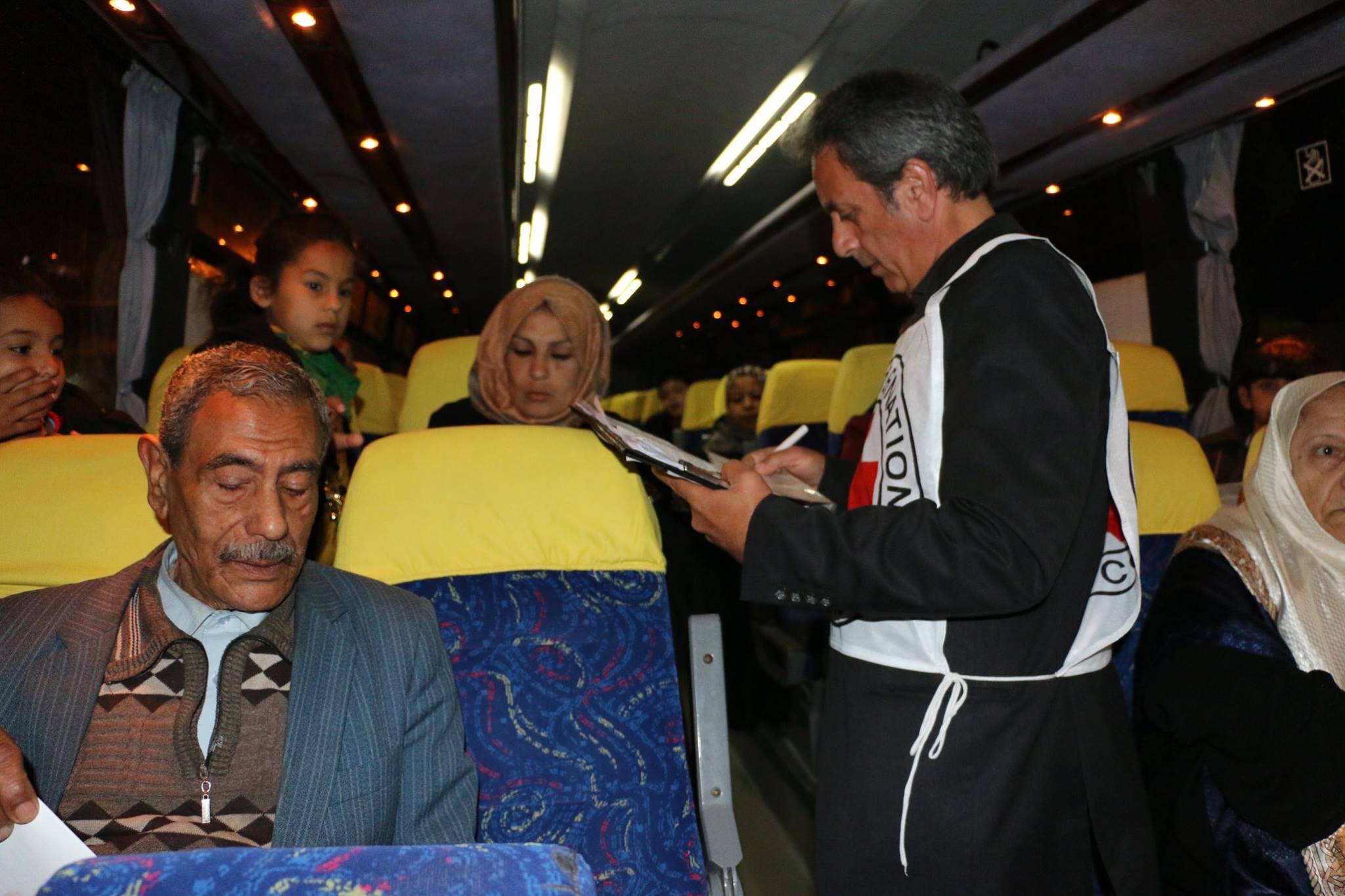 عدد من ذوي أسرى غزة يزورون أبناءهم في رامون