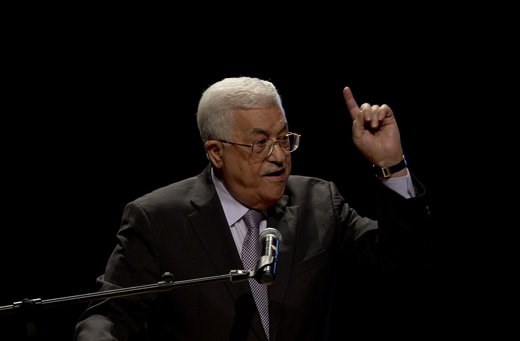 عباس يصادق على قرار بتعديل قانون لشرعنة مصادرة الحريات