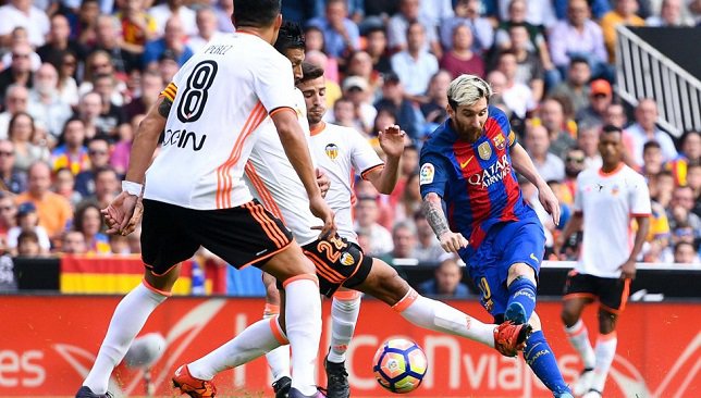 برشلونة يتخطى فلنسيا بصعوبة وإسبانيول يتعادل مع إيبار
