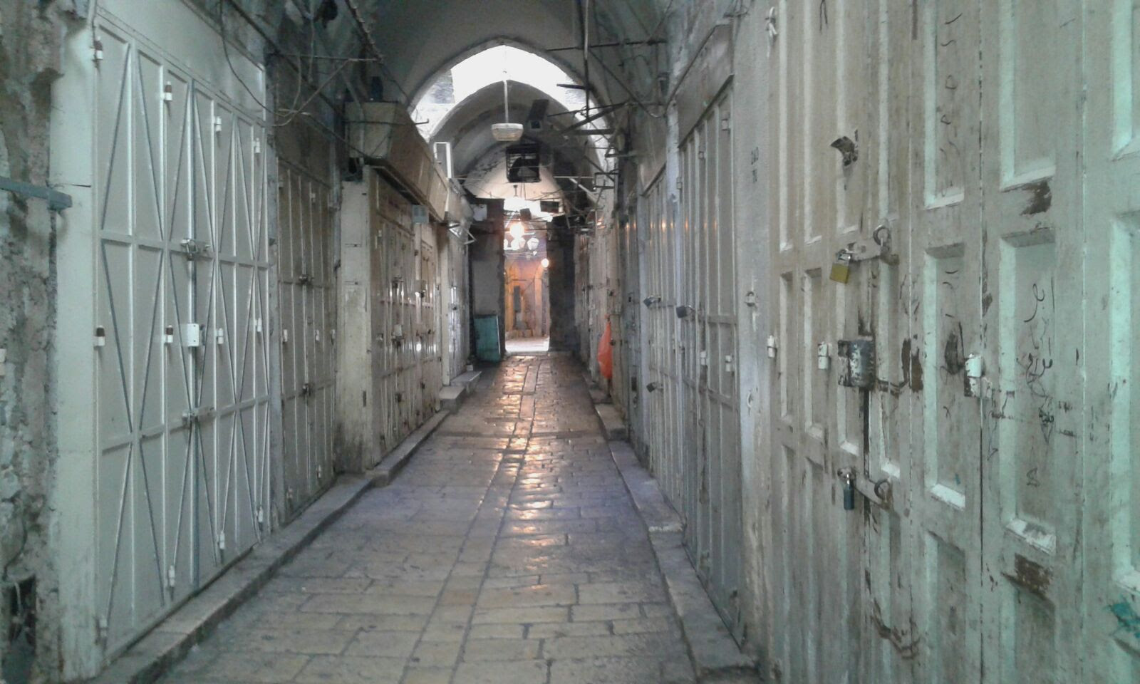 طواقم الضريبة التابعة للاحتلال تقتحم محلات واد الجوز في القدس