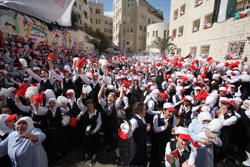 مدرسة طلائع الأمل بنابلس تفوز بأول مرتبة عربياً في مسابقة تحدي القراءة