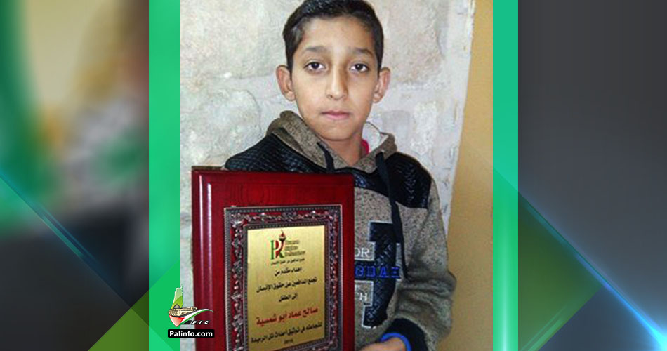 تكريم الطفل أبو شمسية كأصغر موثق لجرائم الاحتلال بالخليل