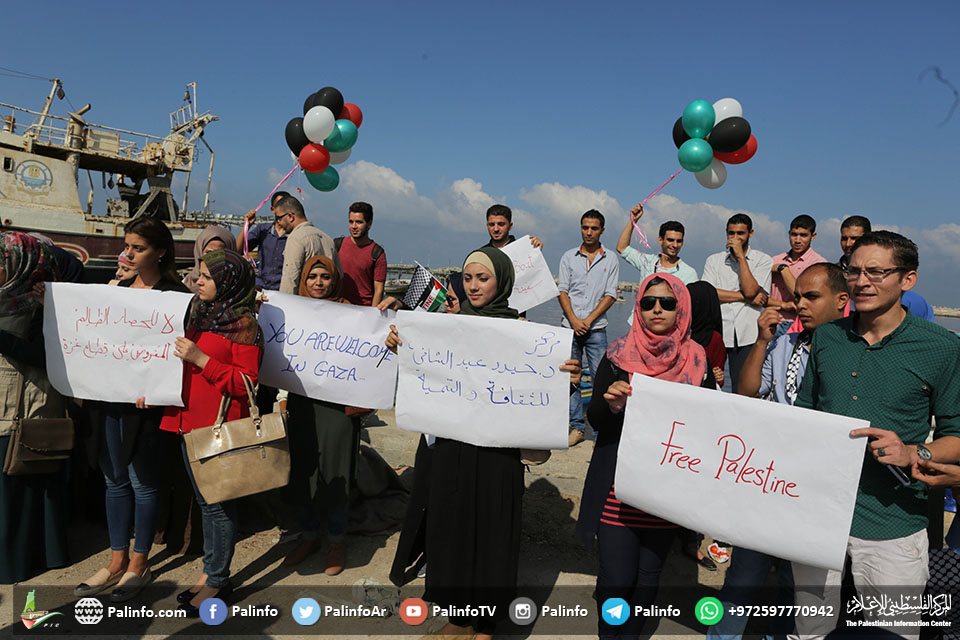 متضامنون مع زيتونة يطلقون البالونات أملا بوصولها لشواطي غزة