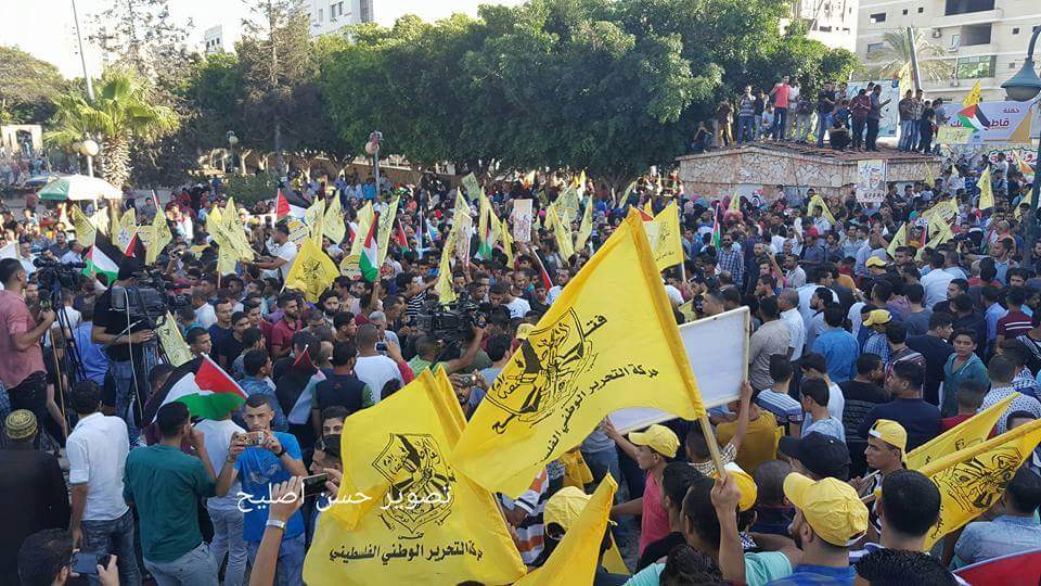 إحراق صور عباس ومطالبة بإسقاطه في تظاهرة لأنصار دحلان بغزة