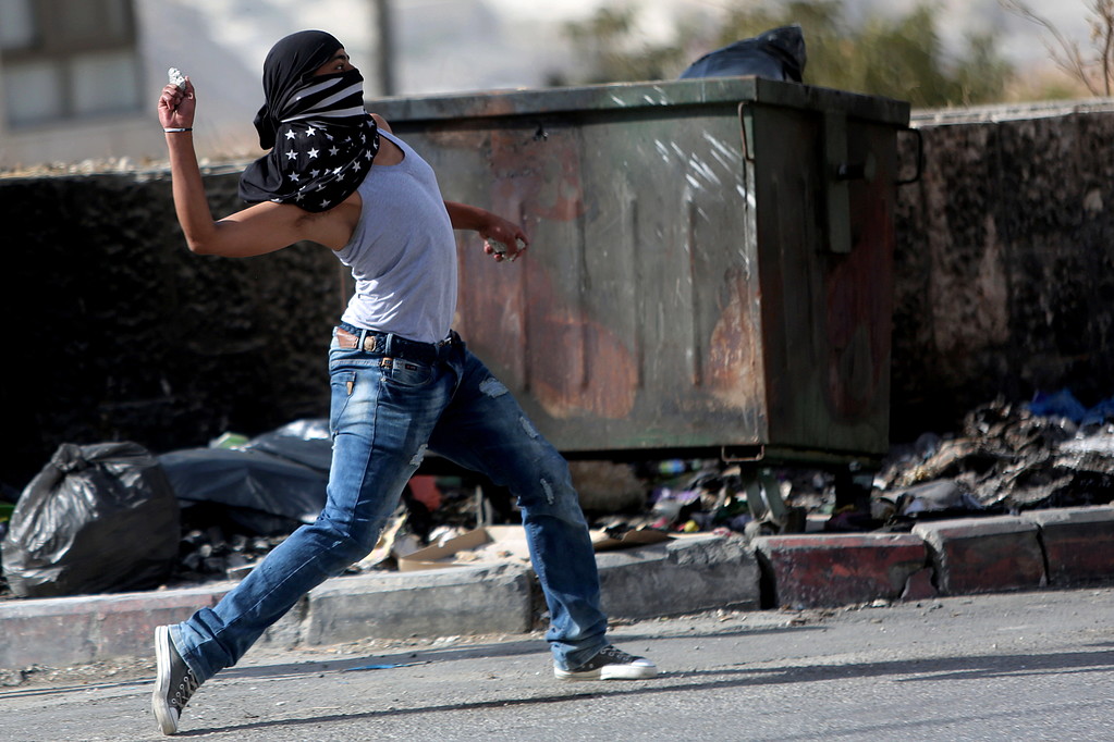 إصابات بالاختناق خلال مواجهات مع الاحتلال شرق القدس المحتلة
