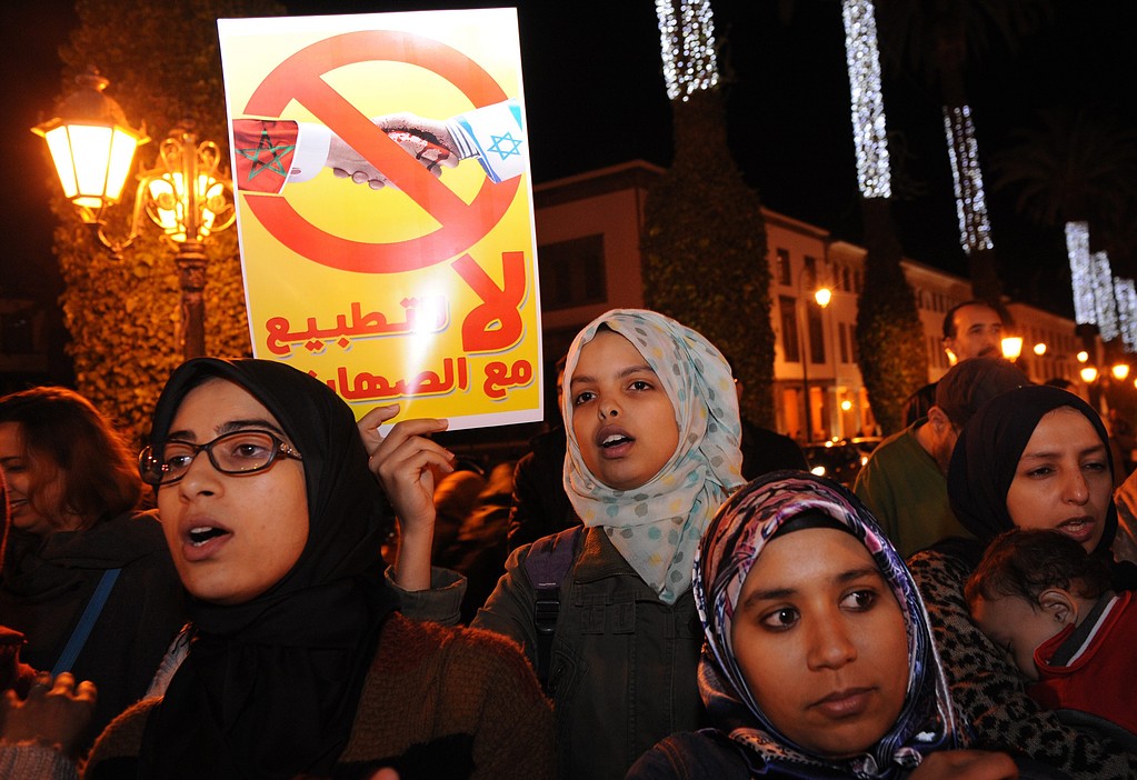 مغاربة يطالبون بتجريم التطبيع مع إسرائيل