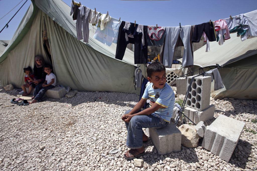 السلطات اللبنانية تأمر بإخلاء مخيم يضم 350 عائلة سورية