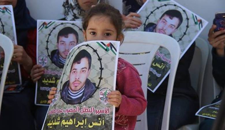 مخابرات الاحتلال تستدعي عائلة الأسير أنس شديد بعد تدهور صحته