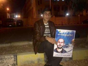 شقيق الأسير منير مرعي يواصل إضرابه أمام الخارجية الأردنية