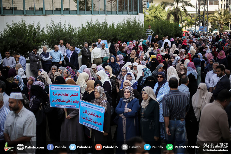 موظفو الأونروا يتظاهرون بغزة احتجاجًا على التقليصات
