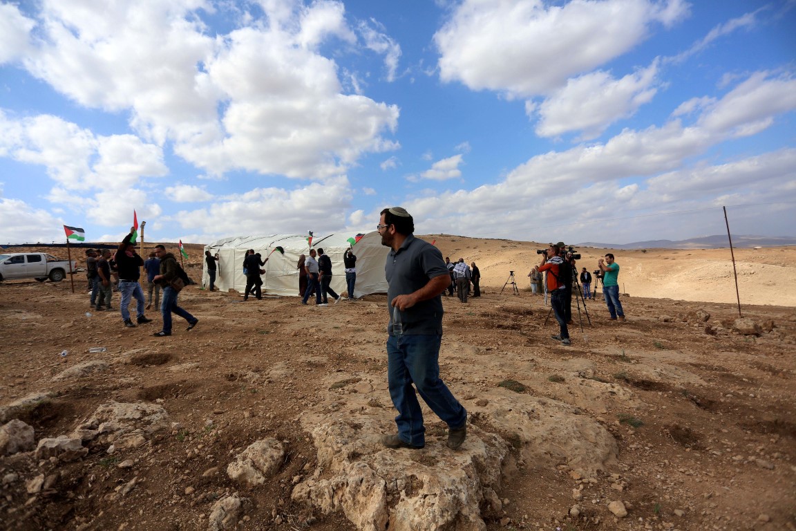 مستوطنون يعتدون على أراضٍ فلسطينية في الأغوار