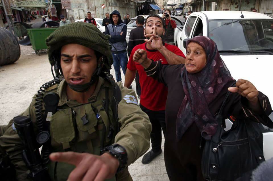 كيف واجهت عائلة من الخليل محاولة جنود الاحتلال إهانتها؟