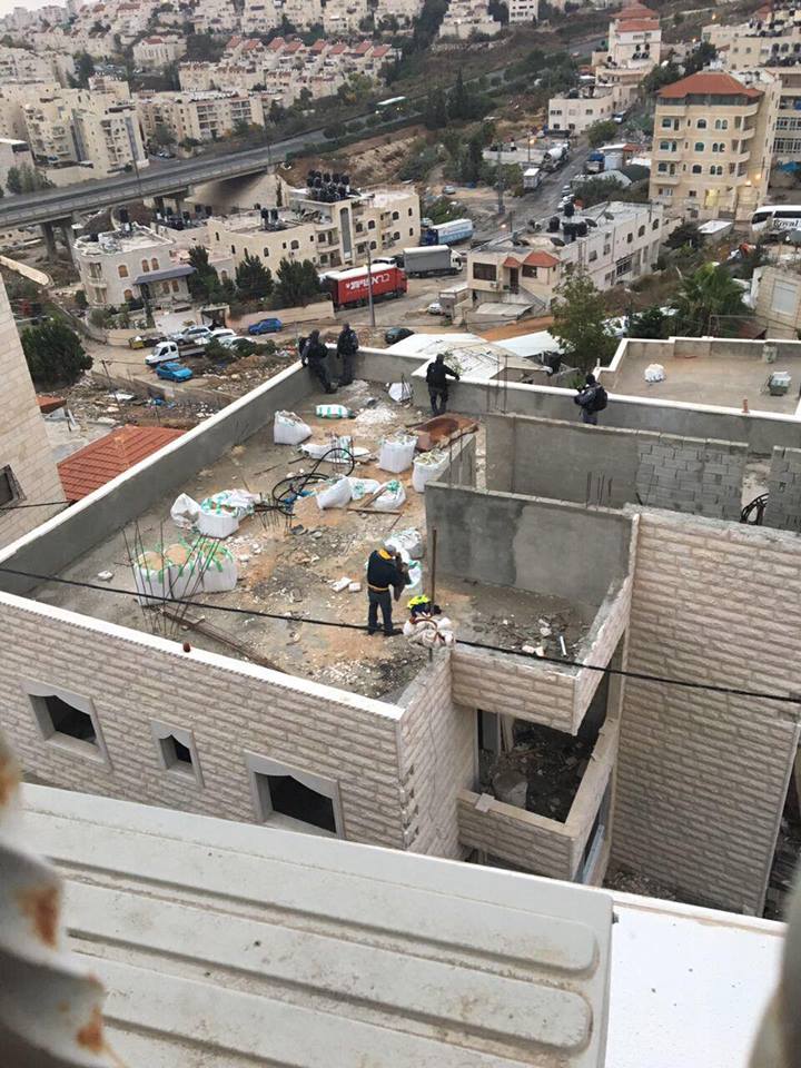 الاحتلال يهدم منزلا فلسطينيًّا شمال القدس