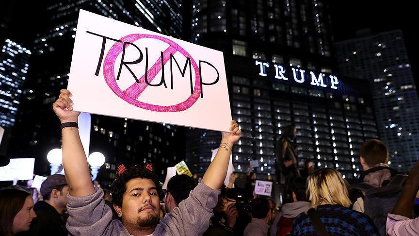 مئات الأمريكيين يحتجون على سياسات ترمب في شيكاغو