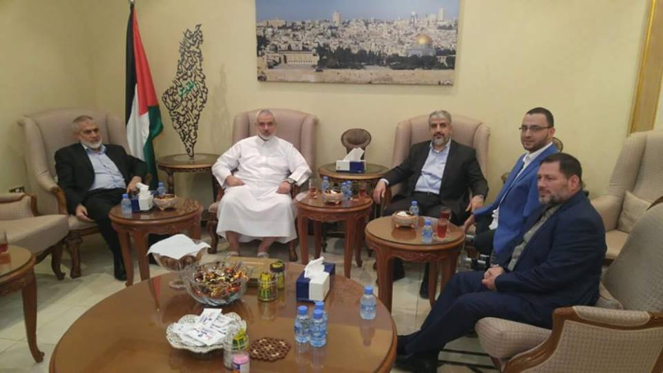 قيادة حماس تكرم المعلم السوافيري الفائز بجائزة إنجاز العمر