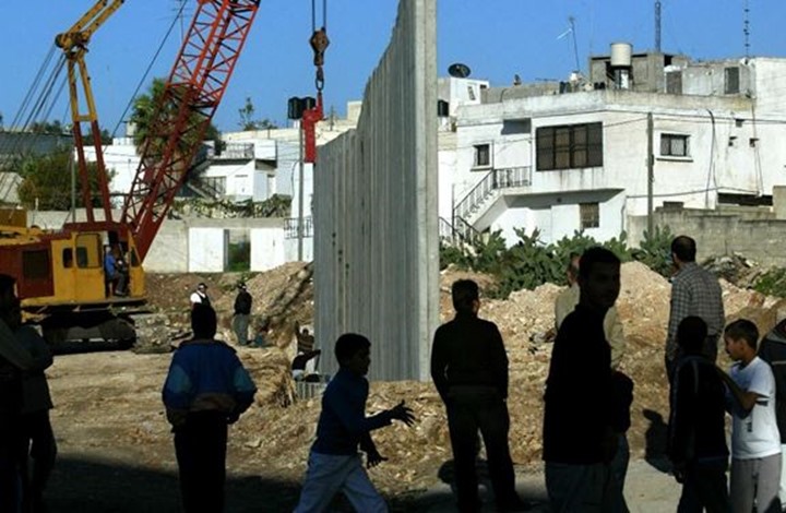 لبنان.. حماس تدعو لوقف بناء الجدار في محيط مخيم عين الحلوة