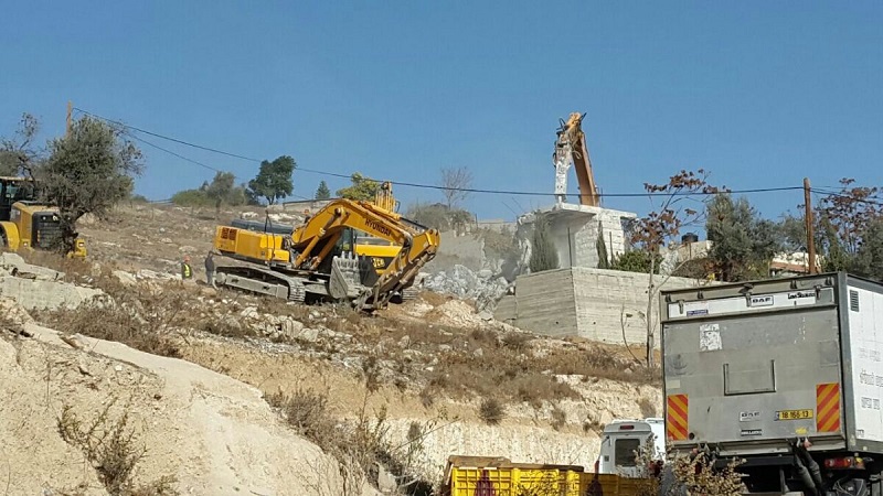 آليات الاحتلال تهدم أجزاء من منزل فلسطيني شرق القدس