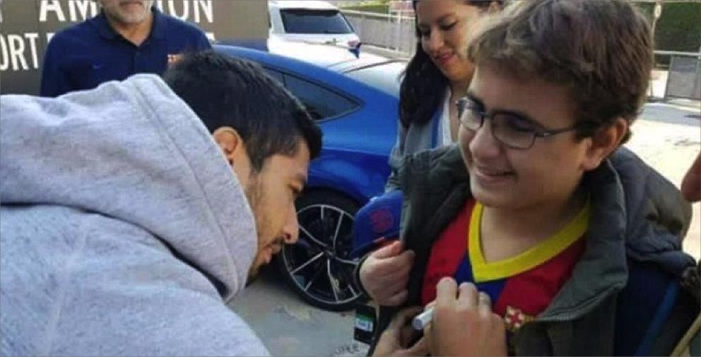 سواريز يحقّق حلم طفل فلسطيني فقد بصره في العدوان الصهيوني على غزة