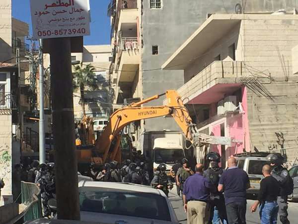 بلدية الاحتلال تهدم منشأة تجارية مرخّصة في القدس