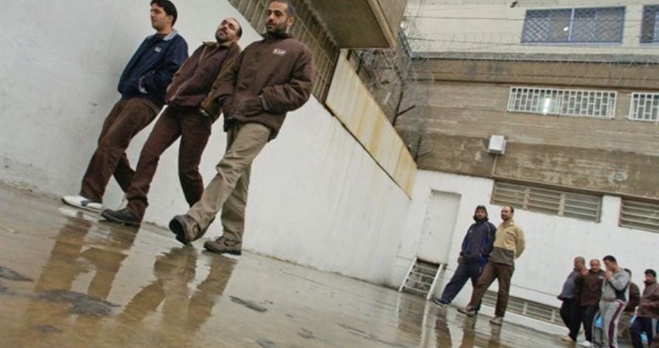 الاحتلال يرفض إدخال الأغطية والملابس الشتوية لسجن ايشل