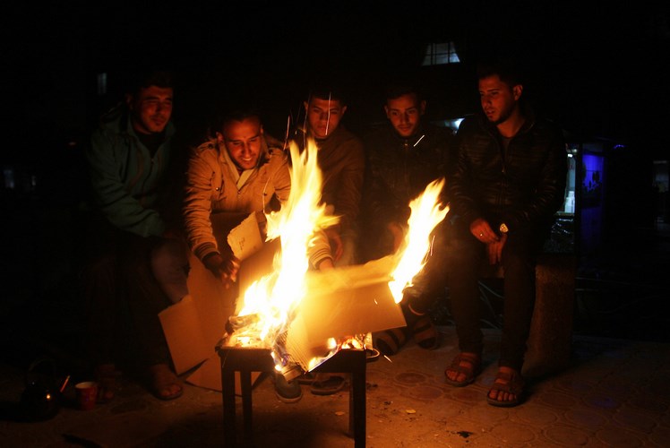 في غزة.. التدفئة على الحطب في ظل أجواء المنخفض