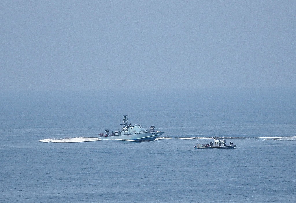 بحرية الاحتلال تفجر قارب صيد فلسطيني في عرض بحر رفح