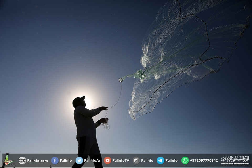 ساعات طويلة يقضيها صياد فلسطيني لصيد السمك على شاطئ بحر مدينة غزة