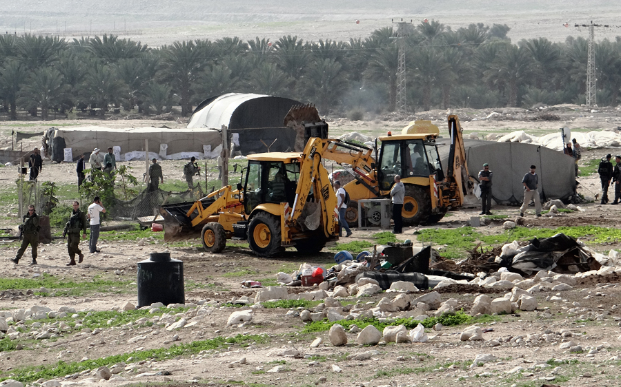 الاحتلال يصادر معدات ويخلي عشر عائلات في الرأس الأحمر