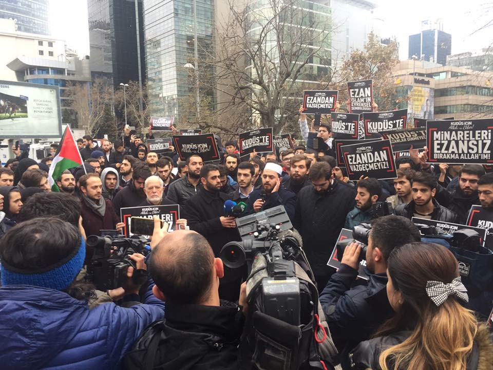 أتراك يرفعون الأذان أمام مقر القنصلية الإسرائيلية في إسطنبول
