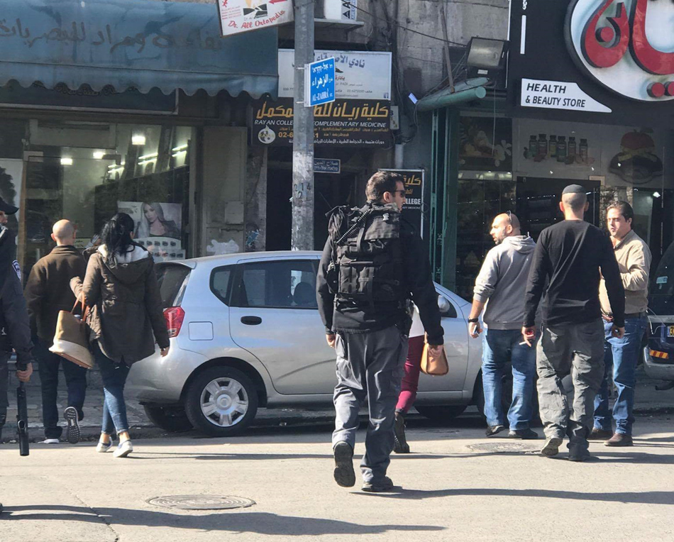 الاحتلال يعتقل صحافية بعد اقتحام مقر مؤسستها في القدس