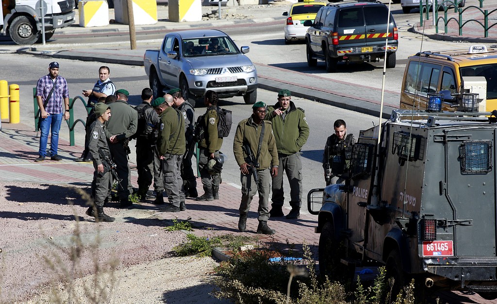 إصابة شرطية صهيونية بعملية طعن شمالي القدس واعتقال المنفذة