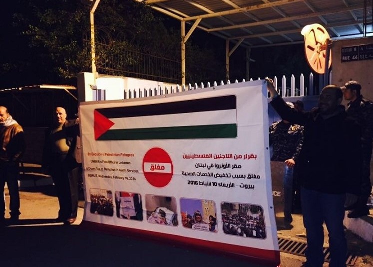 اللاجئون الفلسطينيون في لبنان يغلقون مقر الأونروا