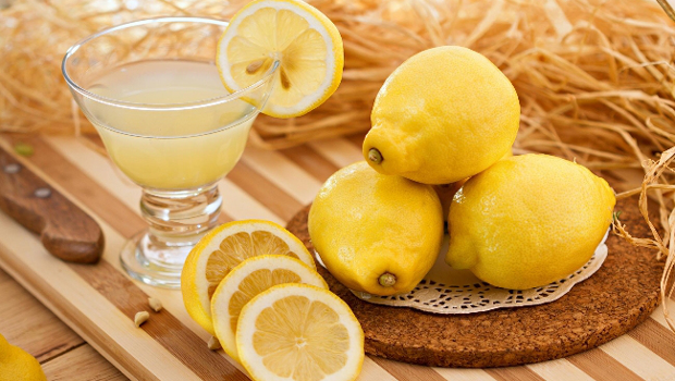 فوائد صادمة لشرب الماء الدافئ مع الليمون صباحًا