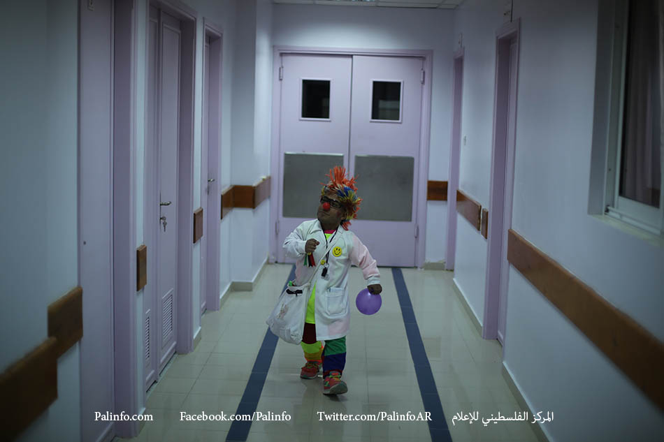 مهرجون خلال يوم ترفيهي للأطفال المرضى في مستشفى الرنتيسي بغزة