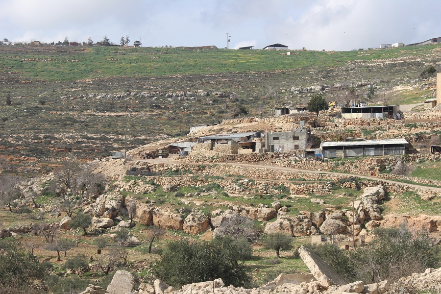 الاحتلال يواصل جرف أراضٍ في خربة يانون جنوب نابلس