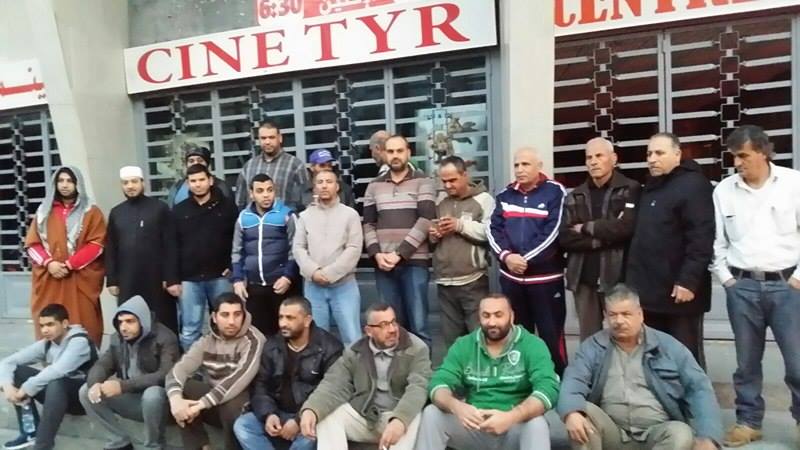 اللاجئون الفلسطينيون بلبنان يغلقون مكاتب للأونروا احتجاجًا على سياستها
