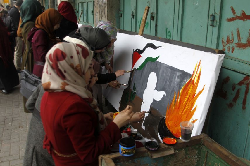 فنانون يتحدّون الاحتلال بالرسوم اللوحية في الخليل