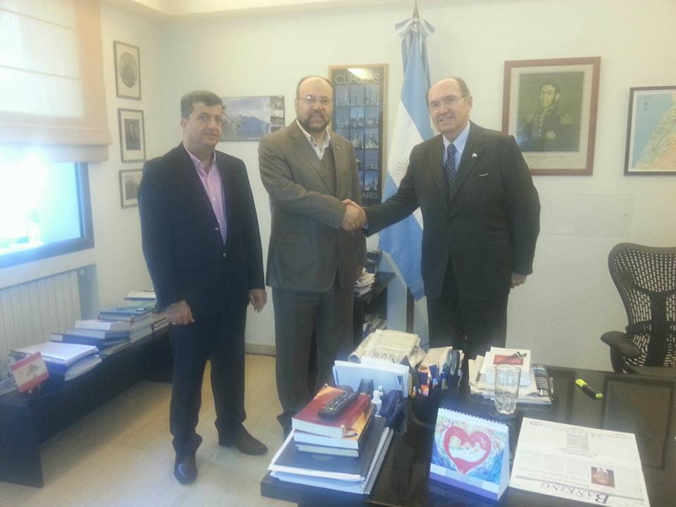 حماس تلتقي سفير الأرجنتين في بيروت
