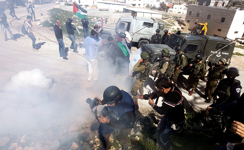 اشتباكات ومواجهات الفلسطينيين مع جنود الاحتلال في مدن الضفة